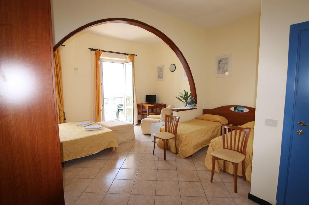 Viviani Raffaella Hotel Монтеросо ал Маре Екстериор снимка