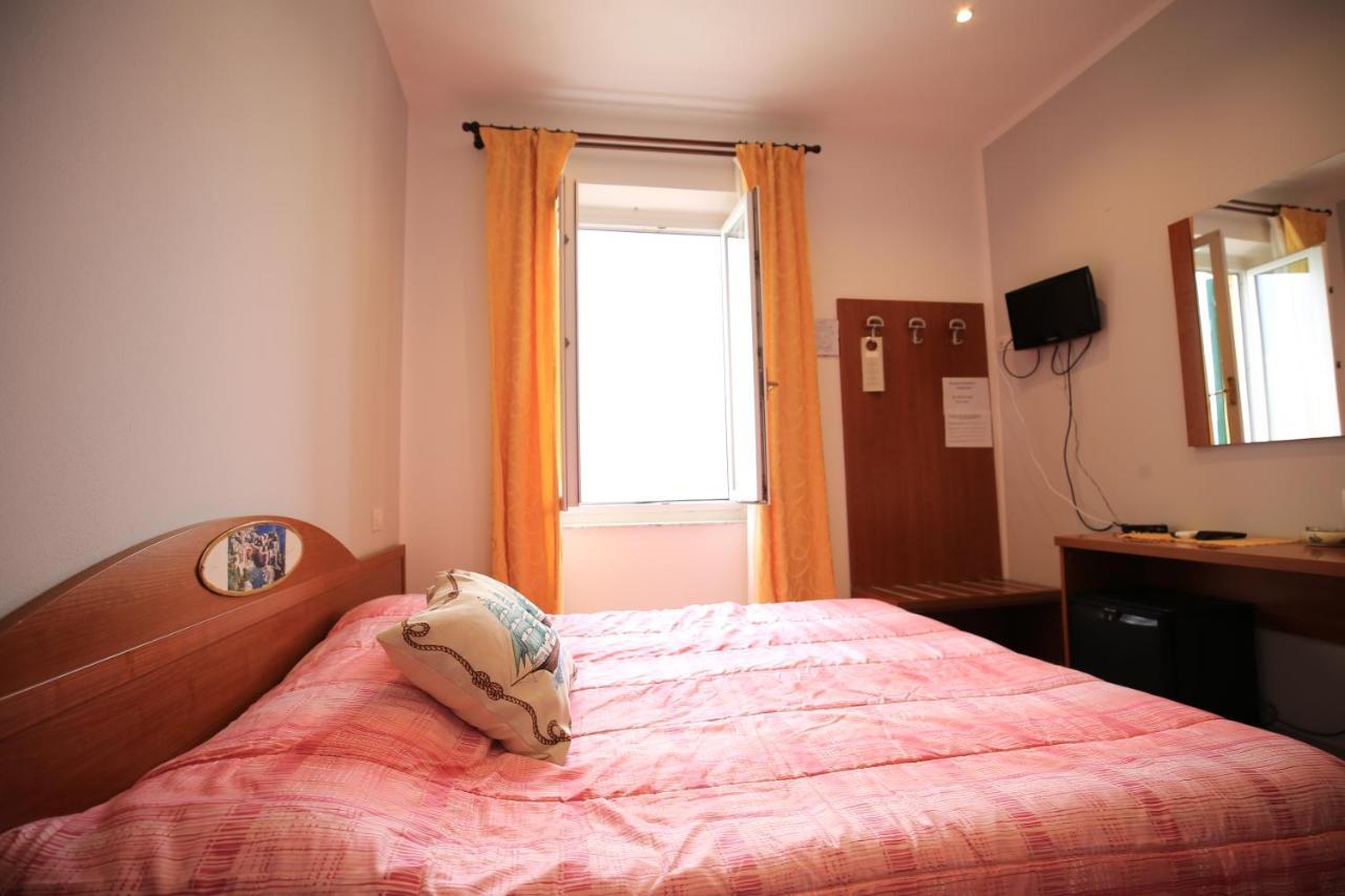 Viviani Raffaella Hotel Монтеросо ал Маре Екстериор снимка